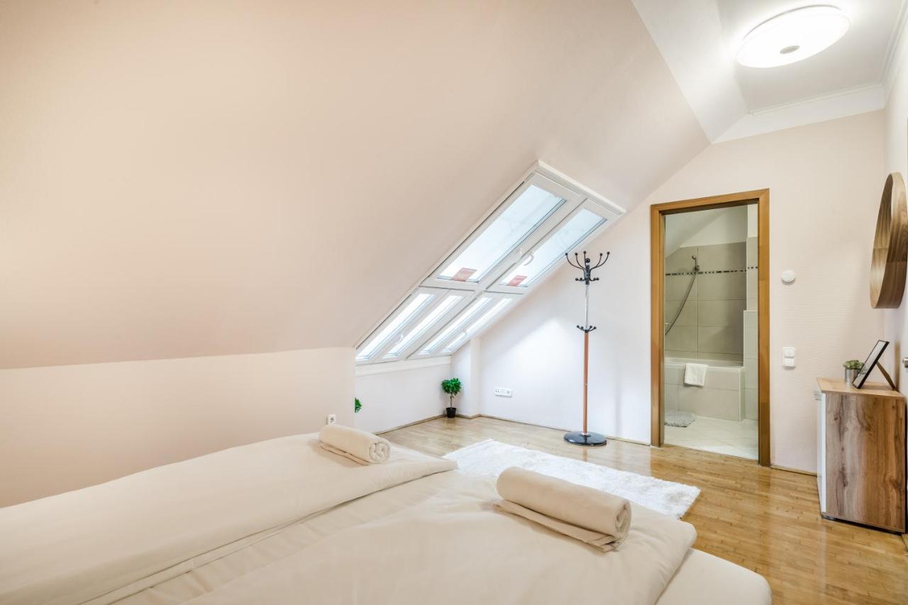 Bpr Timber Loft Home With Balcony Budapest Kültér fotó